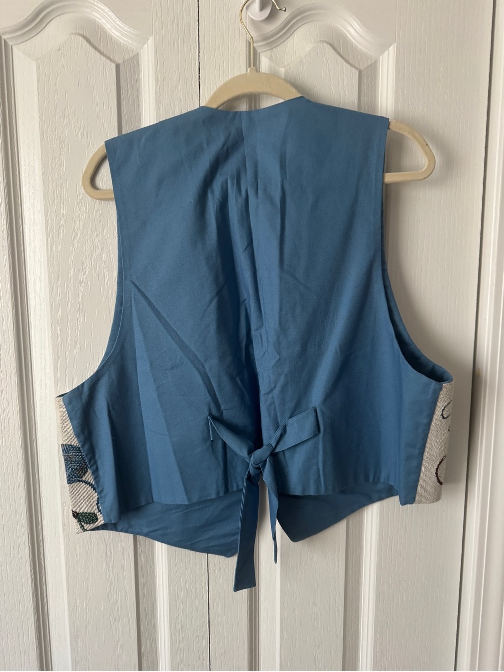 Hand-Embroidered Sewing Motif Vest in Blue Lining - Picture 2 of 2